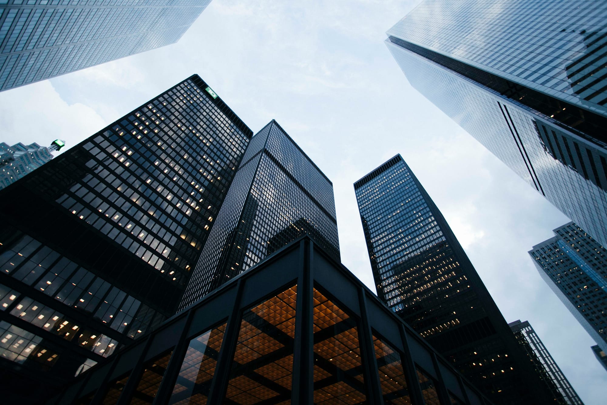 Best High-Yield Savings Accounts in 2026 (Earn 10x More on Your Money)